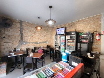 Bar com estrutura montada, ideal para drinks, cervejas artesanais e pores.