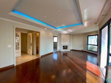 Sala com lareira e Sacada 