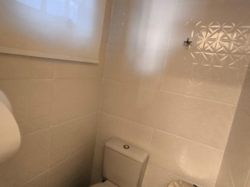 Banheiro reformado conforme normas de vigilncia sanitria.
