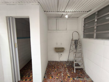 rea de servio e Banheiro 
