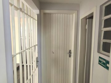 Corredor rea de servio e banheiro