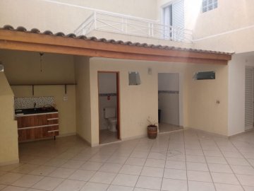rea de servio e Banheiro de empregada 