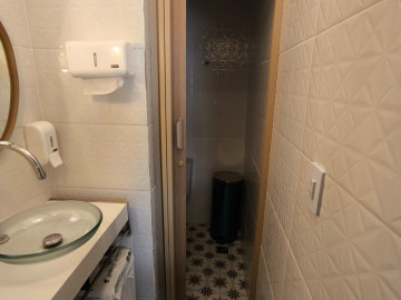 Banheiro reformado conforme normas de vigilncia sanitria.